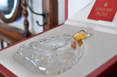 棚の上には、その質の高さから唯一無二のブランデーと称される「ルイ13世」のボトルが置かれています。(2012-02-10,共用部,OTHER,1F)
