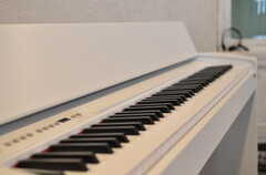 真っ白な電子ピアノも置かれています。(2012-02-10,共用部,OTHER,1F)