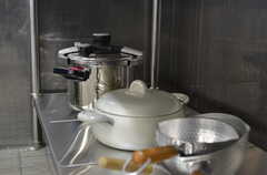 作業スペース下には、鍋類が収納されています。(2012-02-10,共用部,KITCHEN,1F)