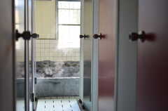 左右にシャワールームが並び、奧に岩風呂があります。(2012-02-10,共用部,BATH,1F)