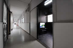 エントランスホール側から見たA棟の廊下の様子。右手にシアタールームがあります。(2012-01-15,共用部,OTHER,1F)