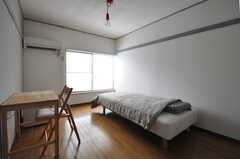 専有部の様子。A棟の専有部には家具が用意されています。（A101号室）  (2012-01-15,専有部,ROOM,1F)