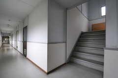 廊下の中程にあるB棟の階段の様子。(2012-01-15,共用部,OTHER,1F)