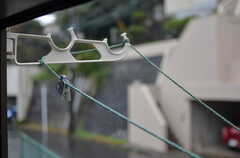窓の外には物干し具が取り付けられています。DIY可能です。（B104号室）(2012-01-15,専有部,ROOM,1F)