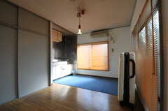 ゲストルームの様子2。畳の部屋とフローリングの部屋は、襖で仕切ることができ、奥の部屋には、折りたたみのベッドが用意されています。(2012-02-10,共用部,OTHER,1F)