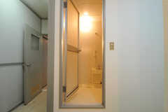 洗面台の対面にはバスルームがあります。(2012-02-10,共用部,BATH,1F)