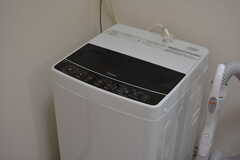 脱衣室に設置された洗濯機。(2022-03-29,共用部,LAUNDRY,1F)