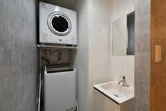 乾燥機と洗濯機の様子。洗面台も設置されています。(2022-05-10,共用部,LAUNDRY,1F)
