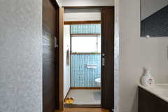 階段の横がトイレです。爽やかな色合い。(2022-05-10,共用部,TOILET,2F)