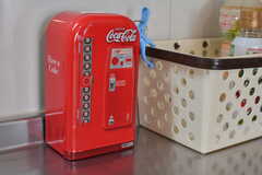 コカ・コーラの自販機型貯金箱。小物を入れる缶としても使えます。(2022-03-23,共用部,KITCHEN,1F)
