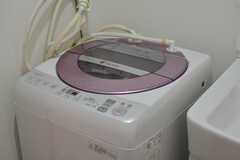 脱衣室に設置された洗濯機。(2022-03-23,共用部,LAUNDRY,1F)