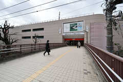 相鉄本線・三ツ境駅の様子。駅と同じ建物にスーパーが入っています。(2022-03-23,共用部,ENVIRONMENT,1F)