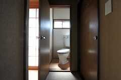 階段を上がると正面にトイレがあります。(2011-08-30,共用部,TOILET,2F)