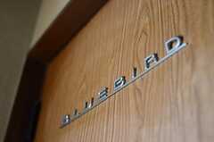 ドアにはレトロな書体でBLUEBIRDの文字が。改装前から残っていたのだそう。(2011-08-30,共用部,OTHER,2F)