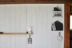 壁の様子。小物を飾れる棚が取り付けられています。（202号室）(2014-03-18,専有部,ROOM,2F)