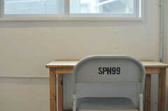 椅子には「SHP99」の文字。（103号室）(2013-09-18,専有部,ROOM,1F)