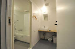 バスルームの脱衣室の様子。洗面台があります。(2013-09-18,共用部,BATH,1F)