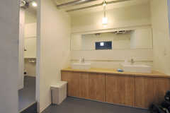 水まわり設備の様子。左手にトイレがあります。(2013-09-18,共用部,OTHER,2F)