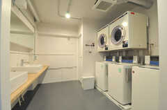 ランドリーの様子。洗濯機／乾燥機は有料です。(2013-09-18,共用部,LAUNDRY,4F)
