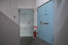 ユニットの入り口の様子。ユニット内には専有部が3部屋とキッチン、洗面台、トイレがあります。(2013-09-18,共用部,OTHER,4F)