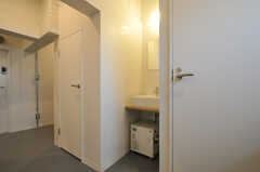 キッチン脇にはトイレ、洗面台、収納があります。(2013-09-18,共用部,OTHER,4F)