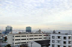ベイブリッジが見えます。神奈川新聞花火大会の花火も見えるのだそう。(2013-09-18,共用部,OTHER,5F)