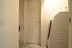 正面のドアの先はシャワールーム。手前に洗濯機が2台設置されています。(2016-04-06,共用部,OTHER,4F)