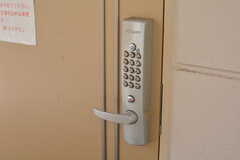 玄関の鍵はすべてナンバー式のオートロック。(2020-08-24,周辺環境,ENTRANCE,2F)