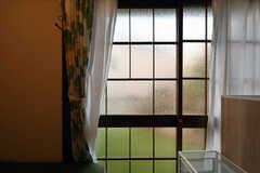 窓はレトロな格子戸。型ガラスが使われています。（102号室）(2021-10-14,専有部,ROOM,1F)