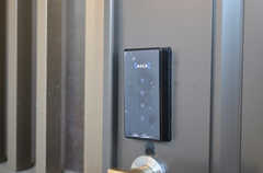 玄関の鍵は非接触式ICカードタイプ。スイカやパスモを登録できます。(2012-12-25,周辺環境,ENTRANCE,1F)