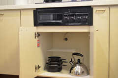 コンロ下には鍋類が置かれています。(2012-12-25,共用部,KITCHEN,1F)