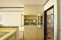 食器棚の様子。右手が水まわり設備です。(2012-12-25,共用部,KITCHEN,1F)