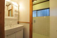 階段脇にある洗面台の様子。奥は男女共用のトイレです。(2012-12-25,共用部,OTHER,1F)