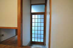 ドアから裏庭へ出られます。（101号室）(2012-12-25,専有部,ROOM,1F)
