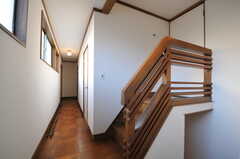 廊下の様子。階段を上がった先が201号室です。(2012-12-25,共用部,OTHER,2F)