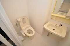 殆どの専有部にトイレと洗面台は専有で設置されています。（207号室）(2009-12-21,共用部,TOILET,2F)