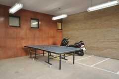 ガレージの様子。卓球台は作業台として使用し、工具を置けるスペースも確保しています。(2009-12-21,共用部,GARAGE,1F)