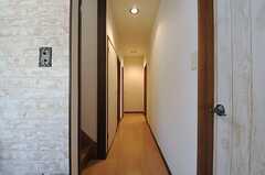 玄関から見た廊下の様子。突き当たりの右手のドアがダイニングです。(2013-11-27,共用部,OTHER,1F)