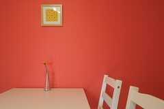 壁の一面はビビッドなオレンジカラー。(2013-11-27,共用部,LIVINGROOM,1F)