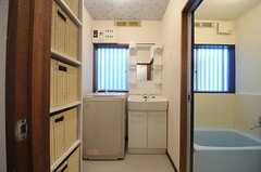 脱衣室の様子。洗面台と洗濯機が設置されています。(2013-11-27,共用部,BATH,1F)