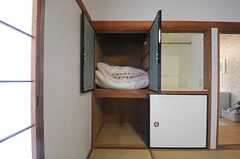 収納の様子。寝具一式が用意されています。（101号室）(2013-11-27,専有部,ROOM,1F)