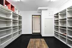 靴箱は部屋ごとに使えるスペースが決まっています。正面が廊下です。(2016-04-19,周辺環境,ENTRANCE,1F)
