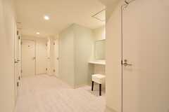 水まわり設備の様子。バスルームが1室、シャワールームが6室です。奥の1室のみ女性専用です。(2016-04-19,共用部,BATH,1F)