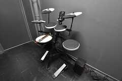エアーシュミレータールームには、電子ドラムも設置されています。(2016-04-19,共用部,OTHER,1F)