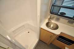 水周りはコンパクトです。脱衣室には洗面台があり、左手がシャワールーム、右手がトイレです。(2011-05-23,専有部,ROOM,1F)