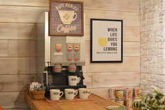 コーヒーサーバーが設置されていて、いつでもホットコーヒーが飲めます。熱湯のみも出るため、紅茶やカップラーメンにも使えます。(2020-01-10,共用部,LIVINGROOM,1F)