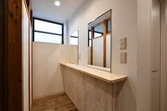 シャワールームの横に鏡が設置されています。(2020-01-10,共用部,OTHER,1F)