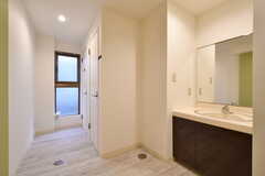 奥にトイレが2室、背面にシャワールームが1室あります。(2020-01-10,共用部,OTHER,1F)