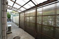 窓の外は、屋根付きの物干しスペース。（105号室）(2020-01-10,専有部,ROOM,1F)