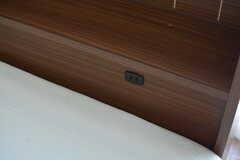 ベッドの枕元ではコンセントが使えます。（108号室）(2020-01-10,専有部,ROOM,1F)